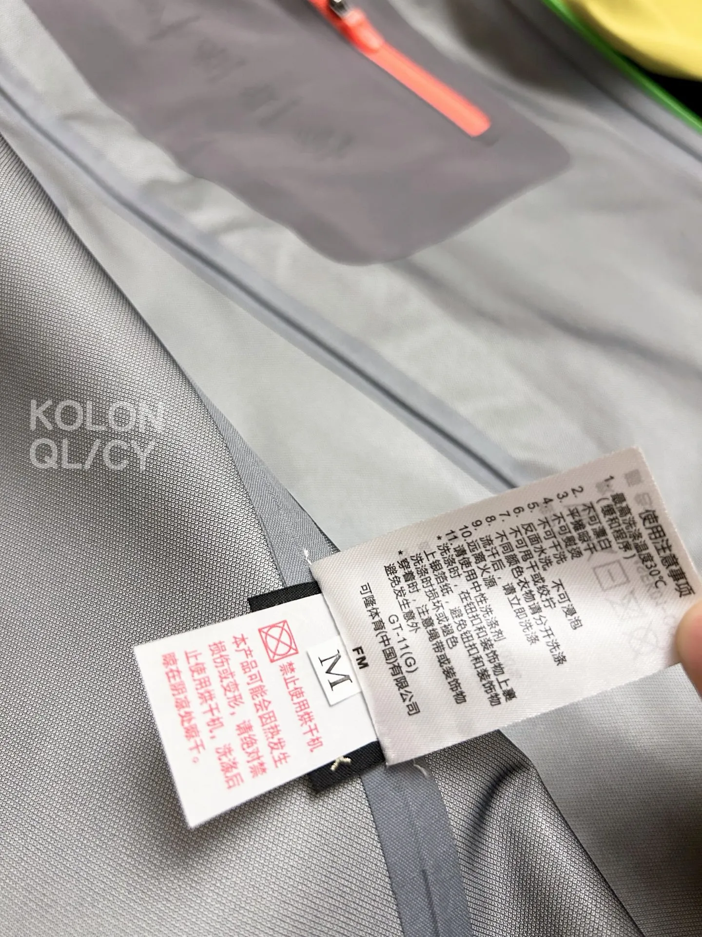 G 20 Kolon HERO Gore-Tex 3L Pro Jacket Who knows? The outdoor girl's natural jacket has been welded to death by Kolon. The lime yellow color can be worn directly on the body of Kasuga Yamano. It is so white that it glows, and there is no need to add a filter when taking photos! Gore-Tex 3L Pro hardcore buff is full, rainstorm-level waterproof + fully windproof, suitable for hiking and urban commuting. The three-layer structure is breathable and does not make you sweat, and you can stay dry even during high-intensity exercise. The soft texture is not stiff at all. Three-dimensional tailoring specially made for girls, slimming but not bloated, welding the sense of outdoor functionality and daily wear A hard-shell ceiling that can be used for travel in all seasons, from snow-capped mountains to cities, with both beauty and strength! Professional player certification! Kolon HEROSeries is the correct way to open a hard-shell jacket. Gore-Tex 3L Pro fabric, 28000mm+ waterproof pressure, RET value ≤ 6, can withstand wind and rain in extreme environments. 9 billion microporous structure, completely waterproof and efficient perspiration, say goodbye to sweat and stickiness. Tear-resistant reinforced technology, Wear-Resistant, can hold up to mountaineering, rock climbing, and long-distance hiking. Adjustable hood + Velcro cuffs, full of details, all-round temperature locking and no wind. Highly saturated lime color, highly recognizable in the mountains, safe and outstanding. A performance model for professional outdoor people with eyes closed, a piece of hardcore equipment that has been worn for ten years 1 Lime enters the mountains and can block all wind and rain🌿 Kolon HERO Gore-Tex 3L Pro, a ceiling of security for girls outdoors 2 Appearance and strength coexist! Kolon professional hard shell, wear the bright colors of spring on your body, rain or shine 3 Gore-Tex Pro hard-core blessing, Kolon HERO jacket, from the city to the mountains, just one piece is enough 4 White lime yellow, professional-level protection, Kolon women's jacket, the natural jersey for outdoor girls 5 Three-layer technology, breathable and not sweaty, Kolon HERO gives you all-day comfort and protection 🎬 Short video oral version (suitable for Douyin/Video account) "Outdoor girl, look here! This Kolon HERO Gore-Tex 3L Pro jacket really won me over! First of all, this lime yellow color is really bright! Go hiking and camping in the spring, take photos and take pictures directly, and it is very recognizable in the mountains! Looking at the performance, Gore-Tex 3L Pro top fabric, rainstorm level waterproof, no wind at all on windy days, even in extreme weather, it is stable. Moreover, the three-layer structure is super breathable, and it will not make you sweat during high-intensity hiking. The soft texture is not as stiff as traditional hard shells. ✅ Top-grade fabrics, hard-core protection. It uses Gore-Tex 3L Pro professional outdoor fabric, 28000mm+ rainstorm level waterproof, fully windproof design, 9 billion micro-hole structure and efficient breathability, completely blocking rainwater penetration, while quickly evacuating sweat, achieving a dynamic balance of waterproofing and breathability, and coping with extreme outdoor environments. ✅ Comfortable tailoring, specially designed for women. Ergonomic three-dimensional tailoring, fit Asian women's body shape, slim but not bloated, soft, comfortable and not stiff, taking into account outdoor functionality and daily wear, saying goodbye to the bulky feeling of hard shells ✅ Full of details, adaptable to all scenes. Adjustable hood design, suitable for helmets; Velcro cuffs, windproof and temperature-locking; waterproof zipper pockets for safe storage; Wear-Resistant fabric splicing to improve durability and meet the needs of all scenarios such as mountaineering, hiking, camping, and commuting. ✅ High-saturation bright colors for safe release. High-saturation lime color is highly recognizable in the mountains, improving outdoor safety while showing whiteness and refreshing, making it easy to create an outdoor fashion sense. Professional outdoor, start with a Kolon HERO. 💡 Supplementary Tips • You can adjust the focus according to the usage scenario: daily wear emphasizes appearance, whitening, and commuting; professional outdoor emphasizes Gore-Tex performance, protection, and durability. Color: Black, Orange, Dark Green, and Dark Gray.